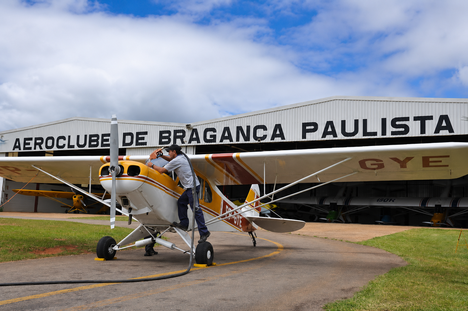 Hangares e pátio operacional