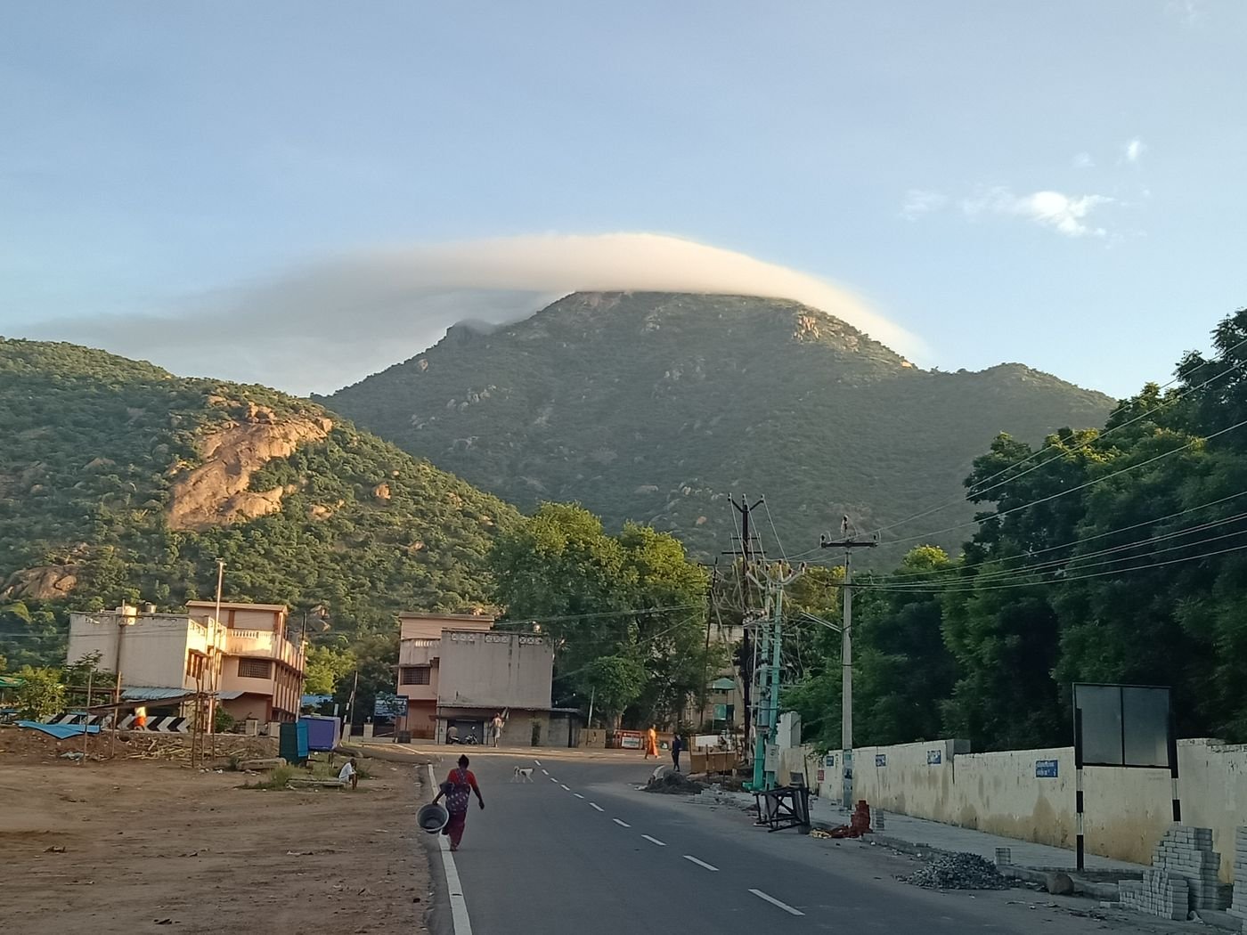 Nuvem lenticular lisa, em formato de lente, próxima a uma região montanhosa.