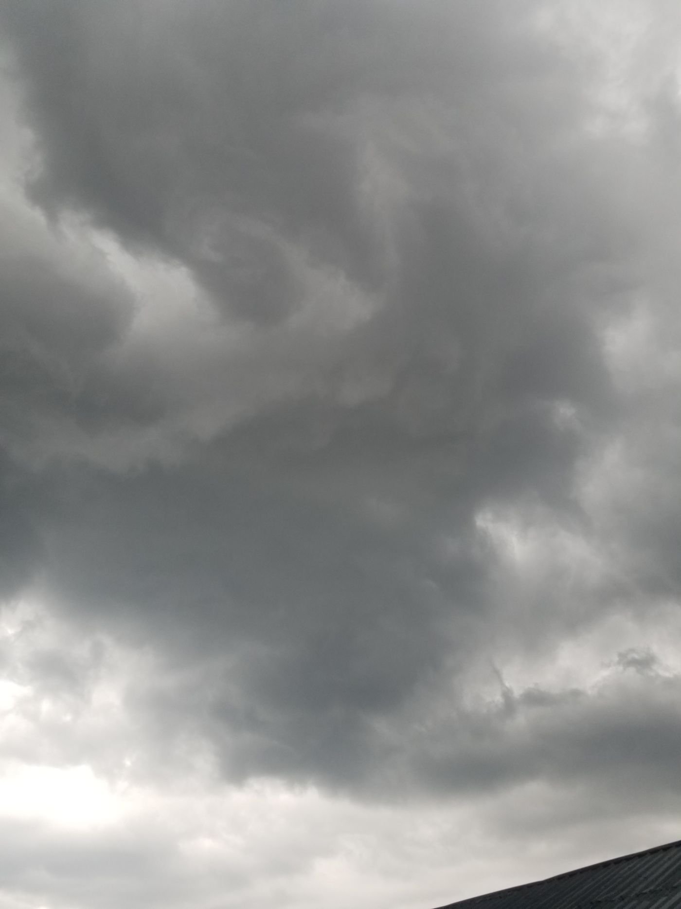 Camada escura de Nimbostratus produzindo chuva contínua.