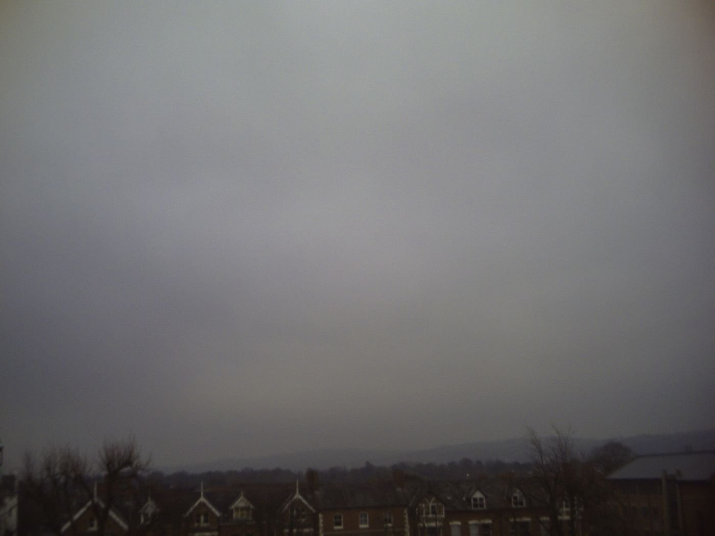 Camada baixa e uniforme de nuvens Stratus cobrindo o céu.
